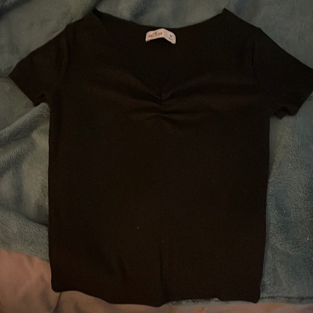 - Black short sleeve tee